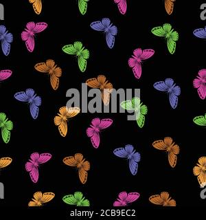 Nahtloses Muster von fliegenden Schmetterlingen in verschiedenen Farben. Vektor-Illustration im Vintage-Stil auf schwarzem Hintergrund. Stock Vektor