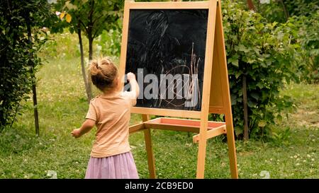 Kinderzeichnung mit Kreide an der Tafel Stockfoto