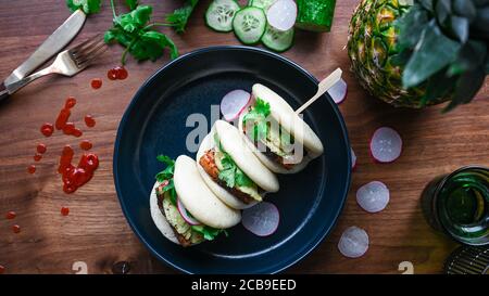 Schweinebauch-Dampfbrötchen mit eingelegtem Gemüse Stockfoto