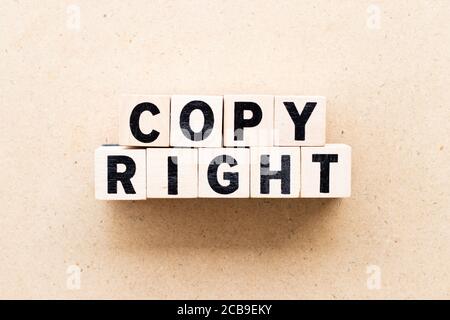 Buchstabenblock in Wort Copyright auf Holz Hintergrund Stockfoto
