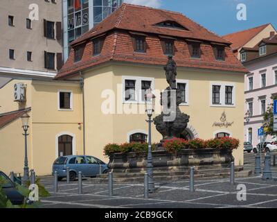 Zittau, Sachsen, Deutschland, 11. Juli 2019: Barockbrunnen auf dem alten Marktplatz von Zittau. Historische Altstadt Sommer Sonnentag, blauer Himmel Stockfoto