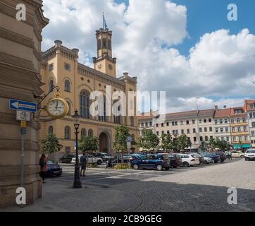 Zittau, Sachsen, Deutschland, 11. Juli 2019: Rathaus am alten Marktplatz von Zittau. Historische Altstadt Sommer Sonnentag, blauer Himmel Stockfoto
