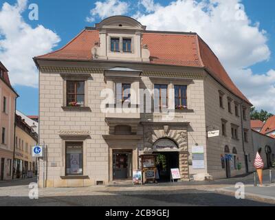 Zittau, Sachsen, Deutschland, 11. Juli 2019: Altes Haus mit Eisdiele auf dem Marktplatz von Zittau. Historische Altstadt Sommer Sonnentag, blauer Himmel Stockfoto