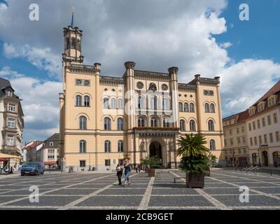 Zittau, Sachsen, Deutschland, 11. Juli 2019: Rathaus am alten Marktplatz von Zittau. Historische Altstadt Sommer Sonnentag, blauer Himmel Stockfoto