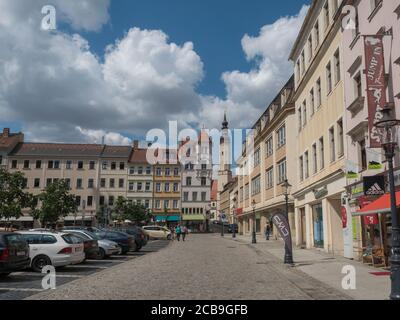 Zittau, Sachsen, Deutschland, 11. Juli 2019: Alter Marktplatz von Zittau mit St. Pauls Kirche. Historische Altstadt Sommer Sonnentag, blauer Himmel Stockfoto