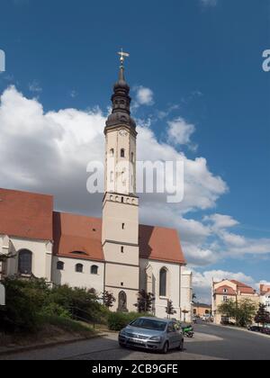 Zittau, Sachsen, Deutschland, 11. Juli 2019: Historische Altstadt von Zittau mit St. Pauls Kirche. Sommer sonnigen Tag, blauer Himmel Stockfoto