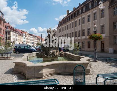 Zittau, Sachsen, Deutschland, 11. Juli 2019: Alter Marktplatz von Zittau mit barockem Brunnen. Historische Altstadt Sommer Sonnentag, blauer Himmel Stockfoto