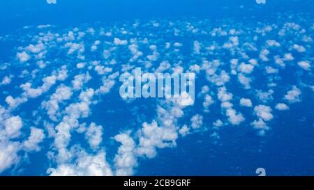 Wolkenansicht aus dem Flugzeug, Ariel-Ansicht aus dem Flugzeug, erstaunliche Wolken am Himmel Stockfoto