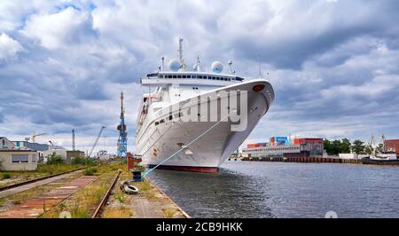 Großes Passagierschiff im Industriehafen Wismar an der Ostsee. Stockfoto