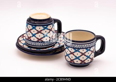 Tassen und Teller Kaffee mit einem traditionellen Design mit Ein weißer Hintergrund Stockfoto