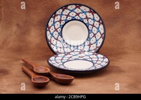 Kaffeeteller mit traditionellem Design und Holzlöffeln Mit braunem Hintergrund Stockfoto