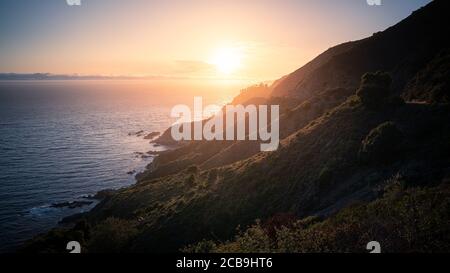 Zerklüftete Küstenberge von Big Sur California bei Sonnenuntergang Stockfoto