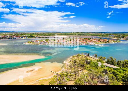 Luftaufnahme der Stadt Nin und Lagune in Dalmatien, Kroatien. Türkisfarbenes Adriatisches Meer und blauer Himmel mit Wolken. Stockfoto