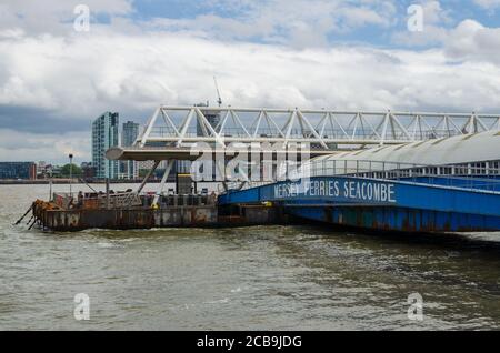 Wallasey, Großbritannien: 23. Jun 2020: Ein allgemeiner Blick auf den schwimmenden Ponton, von dem aus die Fähre über die Mersey abfährt und ankommt. Stockfoto