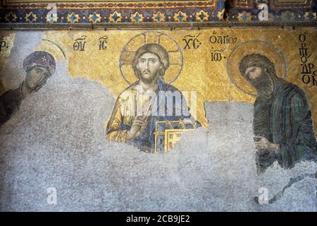 Das Deësis Mosaik, alte christliche Kunst, die Christus, Jungfrau Maria und Johannes der Täufer zeigt, auf der oberen Galerie in der Hagia Sophia. Istanbul. Türkei. Stockfoto