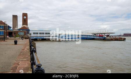 Seacombe, Großbritannien: 23. Jun 2020: Ein allgemeiner Blick auf den schwimmenden Ponton und den Fährhafen, von dem aus die Fähre über die Mersey abfährt und ankommt. Stockfoto