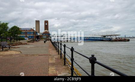 Seacombe, Großbritannien: 23. Jun 2020: Ein allgemeiner Blick auf den schwimmenden Ponton und den Fährhafen, von dem aus die Fähre über die Mersey abfährt und ankommt. Stockfoto