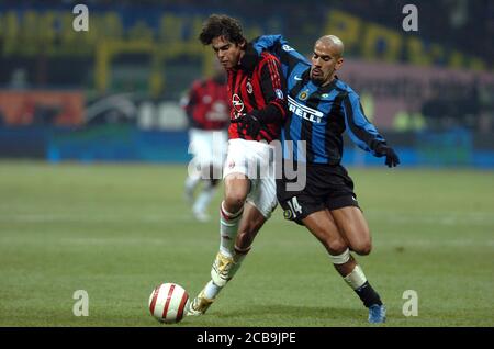 Mailand Italien, 11. Dezember 2005, 'G.MEAZZA SAN SIRO' Stadion,Campionato di Calcio Seria A 2005/2006, FC Inter - AC Mailand : Kaka und Veron in Aktion während des Spiels Stockfoto