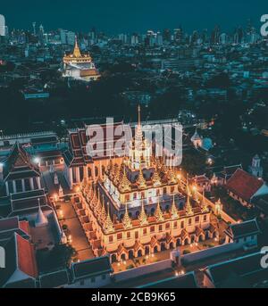 Luftaufnahme des Loha Prasat-Tempels in der Altstadt von Bangkok In Thailand Stockfoto