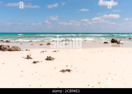 Raue Gewässer des Atlantischen Ozeans Corralejo, Fuerteventura Stockfoto