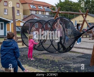 Hundested, Dänemark - 2. August 2020: Kinder spielen auf einem Spielplatz. Es gibt viele touristische Aktivitäten in der Marina. Aufgrund der Coronavirus-Pandemie haben die meisten Menschen in diesem Jahr einen Urlaub im Inland Stockfoto