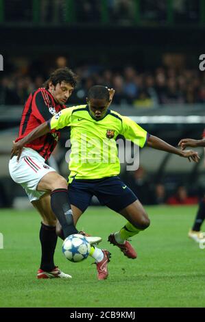 Mailand Italien , 15. März 2006, 'SAN SIRO' Stadion, UEFA Champions League 2005/2006, AC Mailand - FC Barcelona :Kakhaber Kaladze und Samuel Eto'o in Aktion während des Spiels Stockfoto