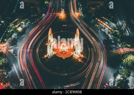 Luftaufnahme des Demokratie-Denkmals bei Nacht in der Altstadt Bangkok Thailand Stockfoto