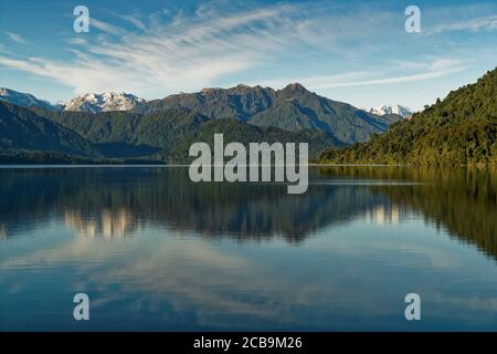 Am frühen Morgen Sonnenlicht am See Kaniere, Hokitika, Westküste, Neuseeland. Stockfoto