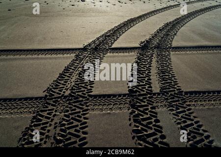 Criss Cross Allradantrieb Fahrzeug Reifenspuren an einem Strand, Neuseeland. Stockfoto
