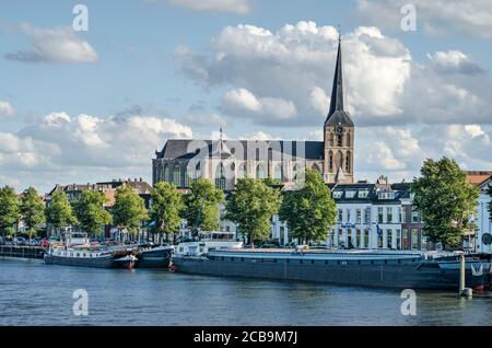 Kampen, Niederlande, 26. Juli 2020: Mittelalterliche Bovenkerk-Kirche, die über der Uferpromenade der Altstadt und des Flusses IJssel thront Stockfoto