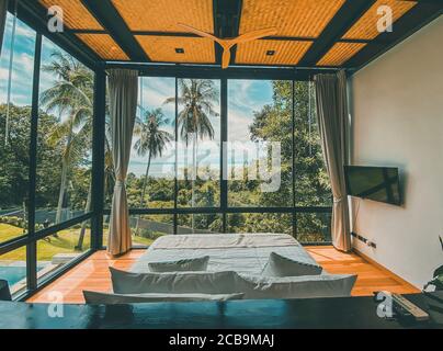 Traumvilla Blick auf Koh Yao Yai, Insel im Andamanensee zwischen Krabi und Phuket Thailand Stockfoto