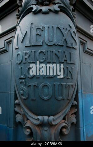 An Old Meux's Original London Stout Schild in Blau auf der Außenseite des Old Sir George Robey Pub, Finsbury Park, London, UK Stockfoto