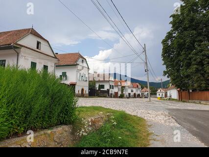 Rimetea Dorf Hauptstraße Häuser an bewölkten Tag. Leere Straße in der Hochsaison 2020, in Rimetea, Torocko, Alba County, Rumänien Stockfoto