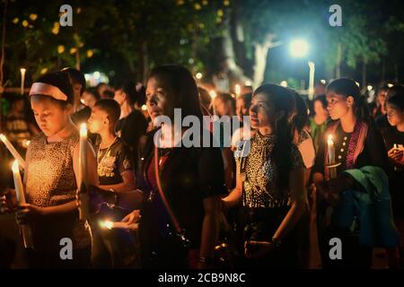 Tausende von katholischen Gläubigen und Pilgern nahmen an einem vierstündigen andachtsmarsch zum Gedenken an den Karfreitag in Larantuka, Indonesien, Teil. Stockfoto
