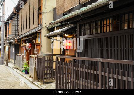 Gion District, Kyoto City, Kyoto Prefecture, Japan - 29. August 2009: Fassade eines traditionellen japanischen Hauses mit alten roten Laternen (Toro - Laternen). Stockfoto