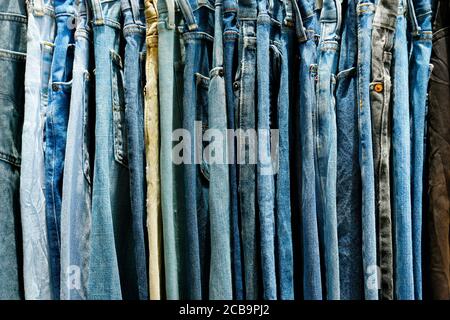 Sortiment von blauen Jeans in einem Geschäft gehängt Stockfoto