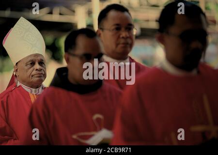 Larantuka, Indonesien. April 2015. Bischof von Larantuka, Mgr. Franciscus Kopong Kung (erste links) vor dem Gottesdienst am Karfreitag in der Larantuka Kathedrale in, Larantuka, Flores Island, Indonesien. Stockfoto