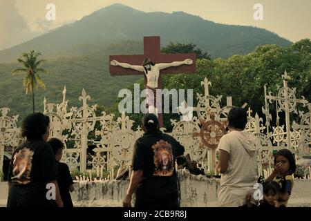 Larantuka, Indonesien. April 2015. Katholische Gläubige zünden Kerzen an und beten auf dem Friedhof der Larantuka Kathedrale während der Karfreitagsfeier in Larantuka, Flores Island, Indonesien. Stockfoto