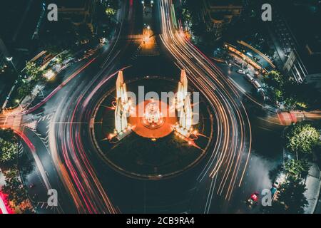 Luftaufnahme des Demokratie-Denkmals bei Nacht in der Altstadt Bangkok Thailand Stockfoto
