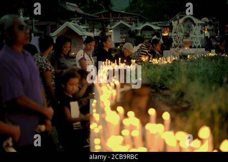 Larantuka, Indonesien. April 2015. Katholische Gläubige und Pilger zünden Kerzen an und beten auf dem Friedhof der Kathedrale von Larantuka während der Karfreitagsfeier in Larantuka, Insel Flores, Indonesien. Stockfoto