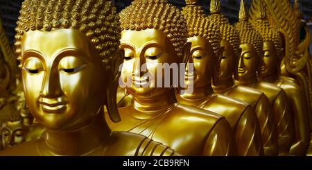Nahaufnahme des Kopfes der Statue von buddha, im buddhistischen Tempel, mit goldener Farbe Stockfoto