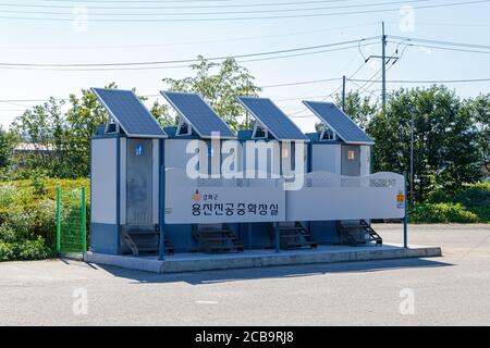 Ganghwa-gun, Incheon, Südkorea 15. Juli 2020. Umweltfreundliche Solar Outdoor tragbare Toilette. Stockfoto