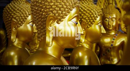 Nahaufnahme des Kopfes der Statue von buddha, im buddhistischen Tempel, mit goldener Farbe Stockfoto