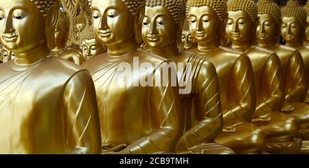 Statue von buddha, im buddhistischen Tempel, mit goldener Farbe Stockfoto