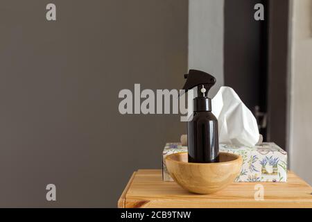 Sprühgerät und Taschentücher im Regal Stockfoto