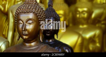 Nahaufnahme des Kopfes der Statue von buddha, im buddhistischen Tempel, mit goldener Farbe Stockfoto