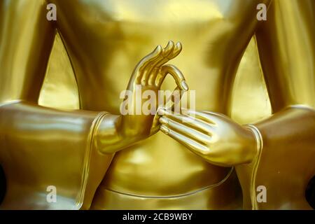 Hand 's Detail der Statue von buddha, in buddhistischen Tempel, mit goldener Farbe Stockfoto