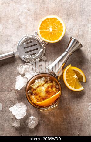 Cocktail Old Fashioned Negroni mit Orange an der Theke Stockfoto