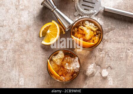 Cocktail Old Fashioned Negroni mit Orange an der Theke Stockfoto