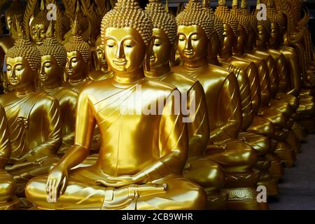 Statue von buddha, im buddhistischen Tempel, mit goldener Farbe Stockfoto